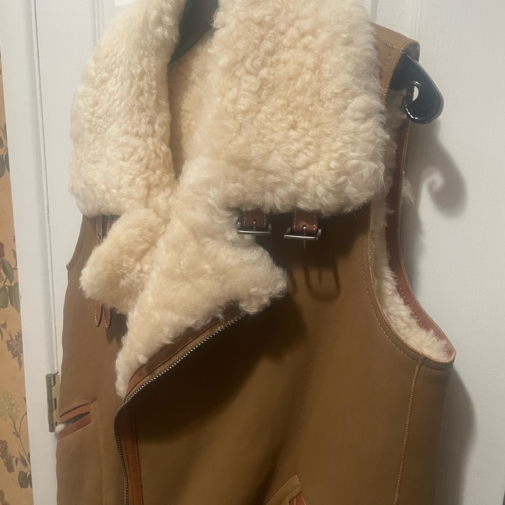 Coach  Lamb leather/shearling natural/ivory reversible Vest. - Picture 4 of 16